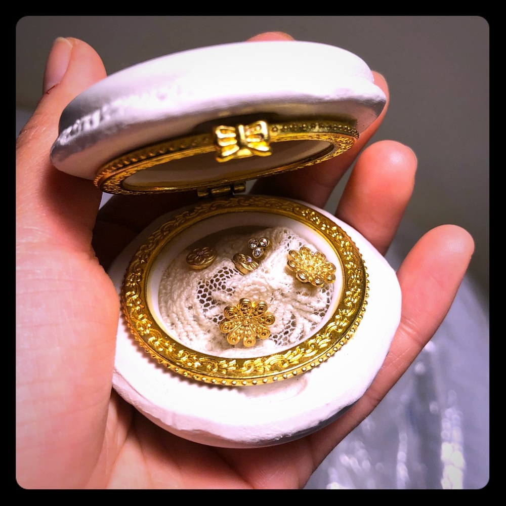 Cute pink macaroon with gold earrings set